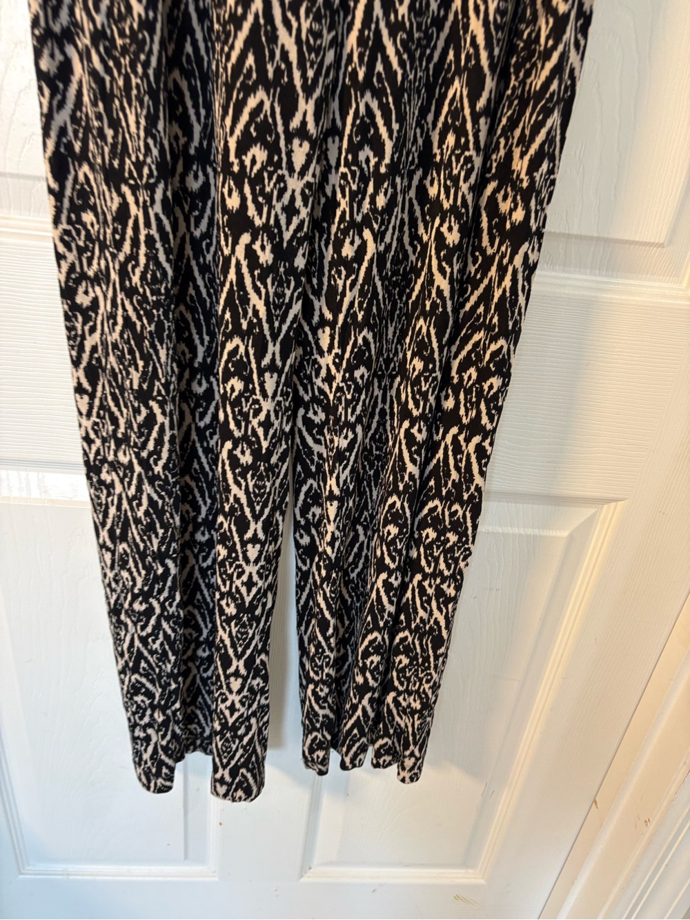 Elastic-Waist Skinny Pants in Black & Cream Ikat Print - Picture 6 of 6